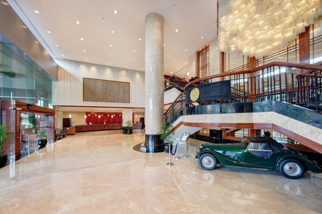 Lumire Hotel & Convention Centre Джакарта Екстериор снимка